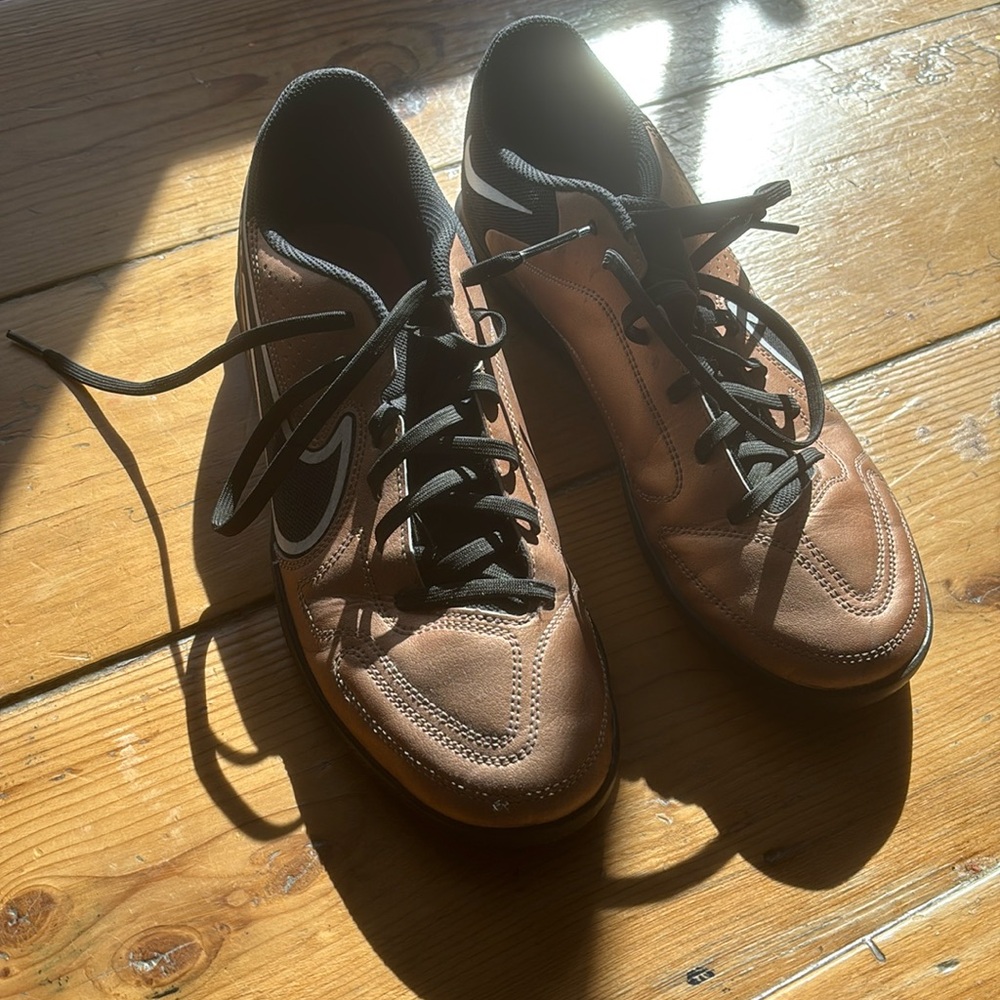 Nike Tiempo indoor soccer sneakers - excellent condition